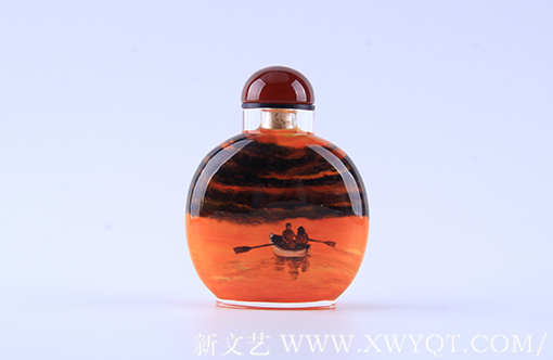 万欢内画鼻烟壶作品《相守一生》正面 规格：9.4cmx7.5cmx3cm 创作年代：2018年